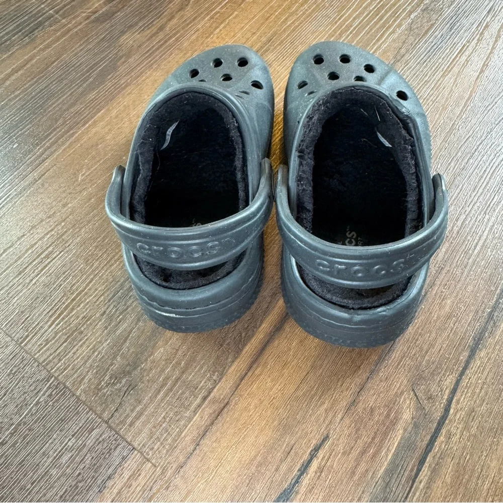 CROCS Kids Black Fuzzy Lined Clogs